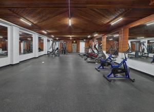 欣顿克雷斯特伍德酒店的健身房设有一排跑步机和有氧运动器材