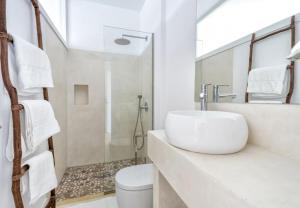 塞萨利内斯Finca El Idilio的白色的浴室设有水槽和淋浴。