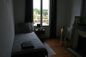 利布尔讷QUAI SOUCHET的一间卧室设有一张床和一个带梯子的窗户