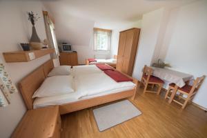 戈雷尼斯卡地区采尔克列Tourist Farm Pr'Dovar的一间卧室配有一张大床和一张桌子及椅子