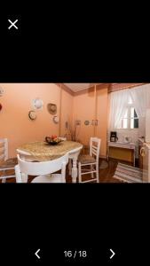 卡尔利拉基Villa Barchelona的配有桌椅和厨房的房间
