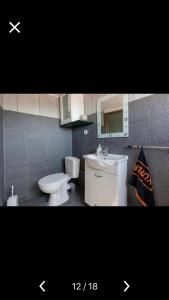 卡尔利拉基Villa Barchelona的浴室配有白色卫生间和盥洗盆。