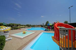 西尔米奥奈蒂利奥公寓别墅酒店的一个带滑梯的游泳池和一个水上公园