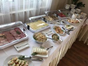 格但斯克Leszczynowy Dworek的一张包含多种不同食物的自助餐桌