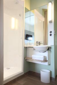 阿布维尔Hotel Ibis Budget Abbeville的一间带水槽和镜子的浴室