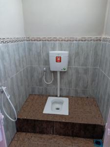 拉瑙Homestay pekan ranau的瓷砖客房内的卫生间