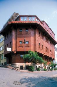伊斯坦布尔伊斯坦布尔德尔萨德特酒店的大型木制建筑,设有 ⁇ 顶