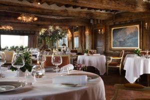 翁弗勒尔La Ferme Saint Simeon Spa - Relais & Chateaux的用餐室配有带白色桌布的桌子