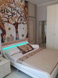 卡萨诺达达Tree House的一间卧室配有一张壁画床
