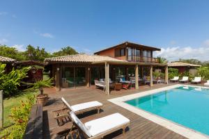 伊塔卡雷Casa 10 -Txai Resort的一座带游泳池和房子的别墅