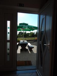 科济纳拉吉奥洗斯基旅舍的享有野餐桌和门上的雨伞的景致