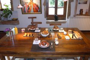 VinzellesLe Lavoir de Meziat的一张木桌,上面有食物