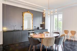 巴黎德鲁奥豪华公寓的一间带桌椅和镜子的用餐室