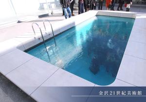 金泽Hotel Trend Kanazawa Katamachi的一座游泳池,里面的人站在四周