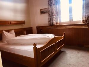 盖林根赫斯臣酒店的窗户和床筒的床上床