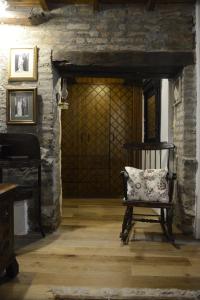 AlonaCrambero Suites的门房里的摇椅