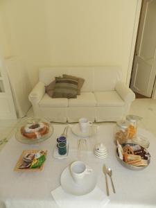 萨莱诺Palazzo Morese Apartments的客厅配有沙发和餐桌,