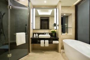 龙岗深圳龙岗珠江皇冠假日酒店的带浴缸、水槽和浴缸的浴室