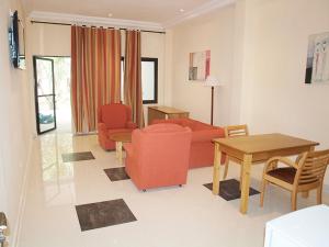 Sere Kunda NDingSenegambia Beach Hotel的客厅配有红色的沙发和桌子