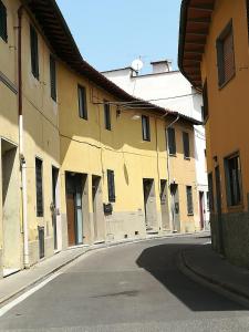 佛罗伦萨La Cupola Guest House的一条空的街道,旁边是黄色的建筑