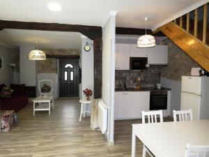 维拉桑纳·德·梅纳Casa Rural El Setal.的厨房以及带白色橱柜的客厅。