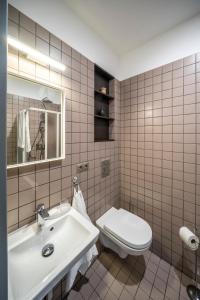 里加Hotel Saida - quality hostel的浴室配有白色卫生间和盥洗盆。