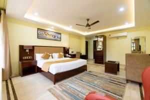 孟买Hotel Godwin - Colaba的一间酒店客房,一间设有床铺的房间
