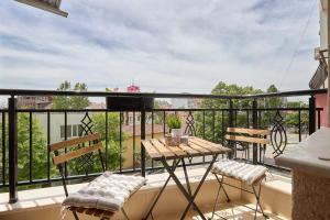 布尔加斯RELAX CENTER Burgas & Free PARKING的阳台配有桌椅。