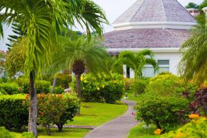 圣乔治戈雅哇海滩度假村 的棕榈树和步道的白色房子