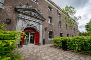 布雷达Onderwijshotel De Rooi Pannen Breda的一座红门大砖砌的建筑