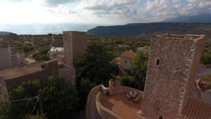 皮尔戈斯迪鲁Arapakis Historic Castle的城市空中景观与城堡
