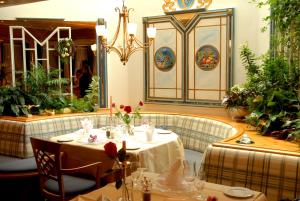 Freiamt卢迪姆勒酒店的一间设有桌子和一些植物的用餐室