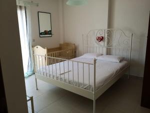 希维利Luxury Sea View Vila 125m2的卧室配有白色的床和窗户。