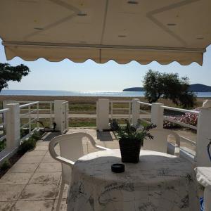 尼亚普拉莫斯Sand house的海景露台配有桌椅