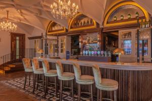 梅努斯格尔恩洛亚酒店的酒吧里摆放着一排椅子的酒吧
