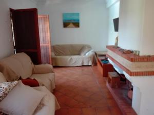 圣路易斯Refugio de São Luis的客厅配有沙发和桌子