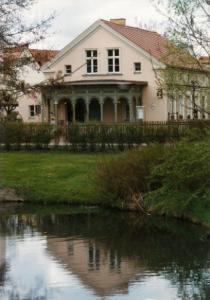 吕本Altes Gärtnerhaus的水边的房子