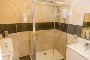 科尔维尔Halfway Hotel的带淋浴、卫生间和盥洗盆的浴室
