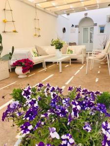 费尔莱恩Nonna Mina的客厅配有紫色鲜花和沙发