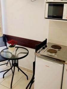 巴拉顿菲赖德苏勒公寓酒店的一间带桌子和微波炉的小厨房