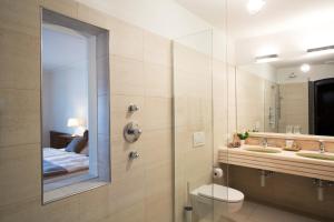 玛丽亚韦尔特林德酒店的带淋浴、盥洗盆和镜子的浴室