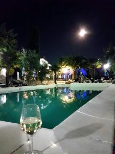 佩斯基奇Vila Sejuda的晚上在游泳池旁坐上一杯葡萄酒
