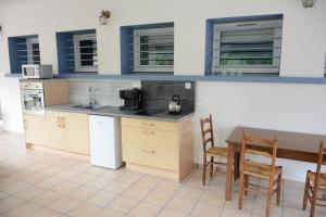 L'Oiseau Bleu的厨房或小厨房