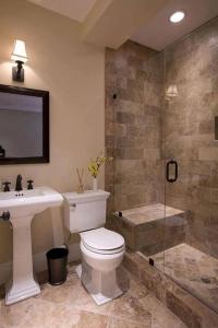 海地角Residence Royale Hôtel的浴室配有卫生间、盥洗盆和淋浴。