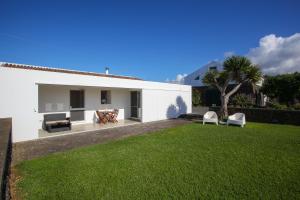 大里贝拉Casa do Pico Arde的庭院内有绿色草坪的白色房子