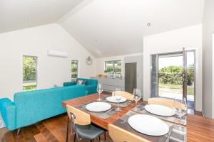 汉密尔顿Spacious Modern Two-Bedroom Apartment的客厅配有蓝色的沙发、桌子和椅子