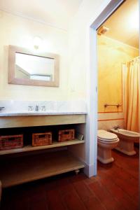 锡耶纳坡德利拉斯特雷加酒店的一间带水槽、卫生间和镜子的浴室
