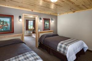 Rock Crest Lodge & Cabins客房内的一张或多张床位