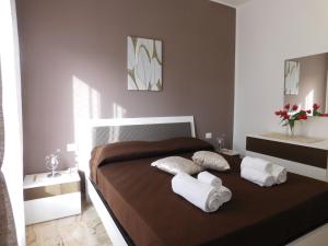 特拉佩托SOPHIA Appartament的一间卧室配有一张带两个枕头的床