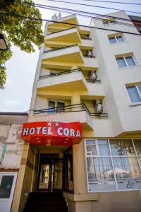 康斯坦察Hotel Cora的建筑前的旅馆角膜标志